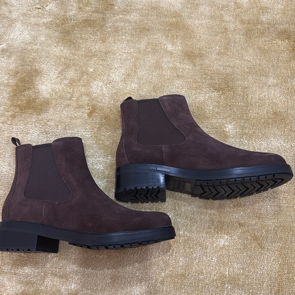 Everlane Chelsea boot in brown suede. - Picture 2 of 3